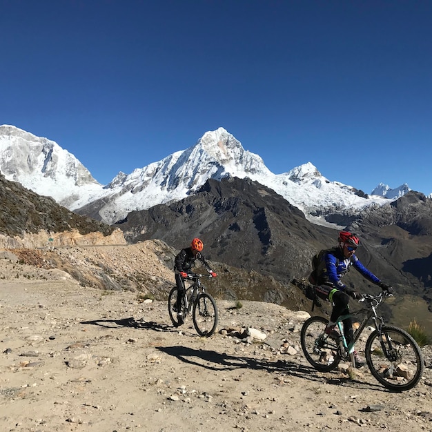 Ciclistas por un camino empinado cuesta abajo