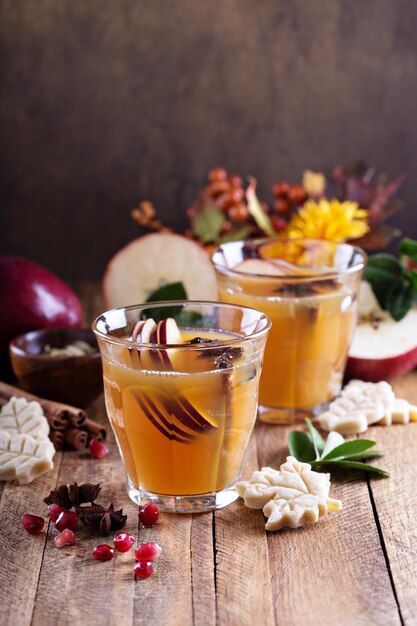 Photo cider de pomme chaud avec des épices