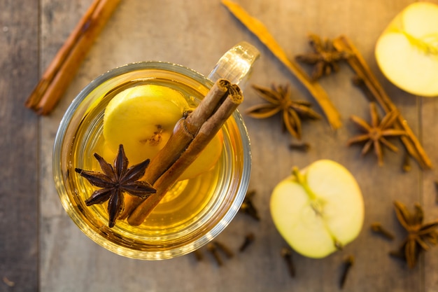 Cidre chaud en verre sur table en bois