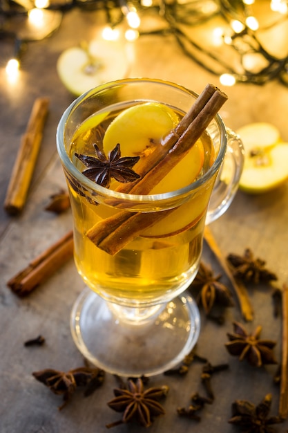 Cidre chaud en verre sur table en bois