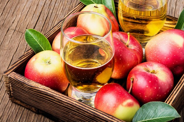 Cidre fait maison à partir de pommes mûres