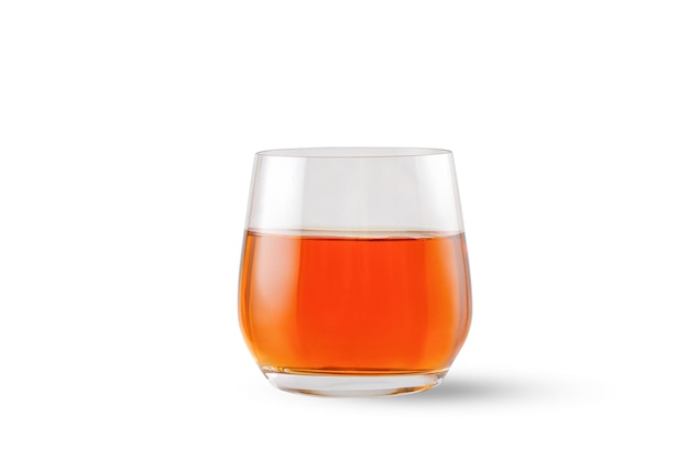 Cidre de jus de pomme dans un verre isolé sur fond blanc avec un tracé de détourage