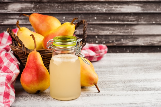 Cidre de poire fait maison et fruits