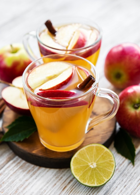 Cidre de pomme avec des bâtons de cannelle