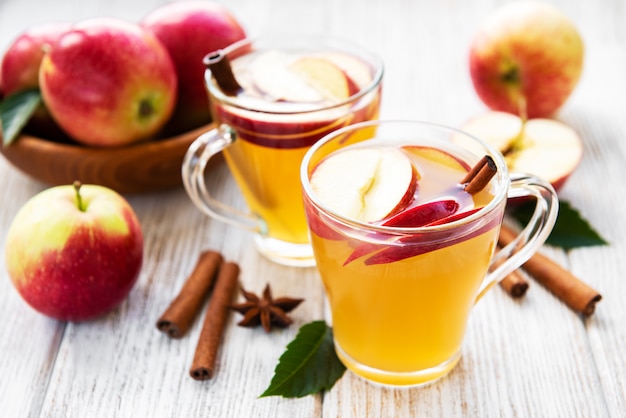 Cidre de pomme avec des bâtons de cannelle