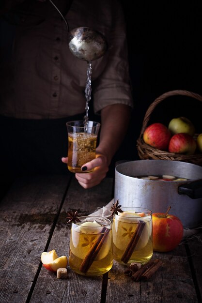 Photo cidre de pomme à la cannelle. mise au point sélective