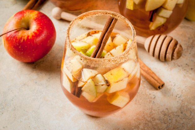 Cidre de pomme chaud avec des morceaux de fruits et de cannelle