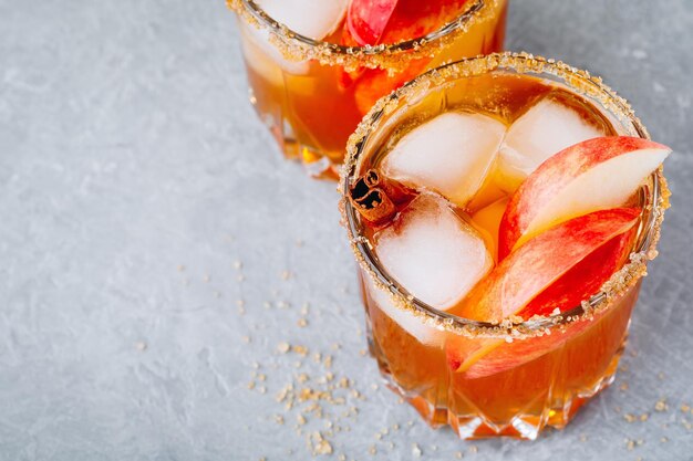 Cidre de pomme chaud pour Halloween ou Thanksgiving en verre sur fond de pierre grise