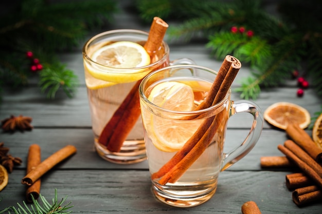 Cidre de pomme épicé chaud dans un verre.