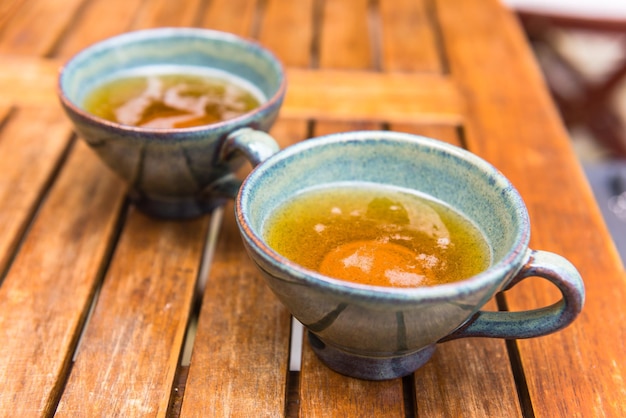 Cidre de pomme normand dans une tasse en céramique typique