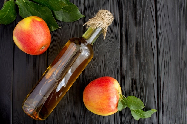 Cidre de vinaigre de pomme dans la bouteille en verre