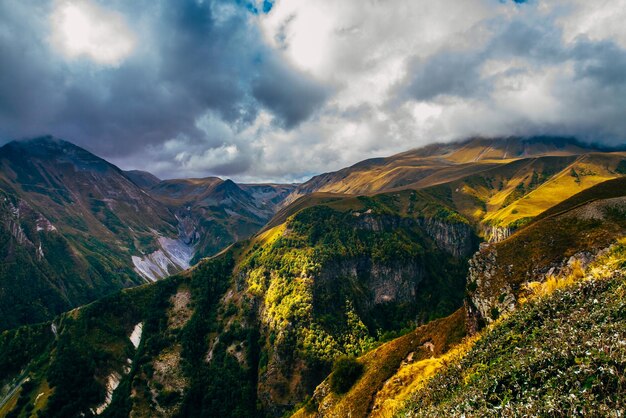 ciel atmosphérique dans les montagnes