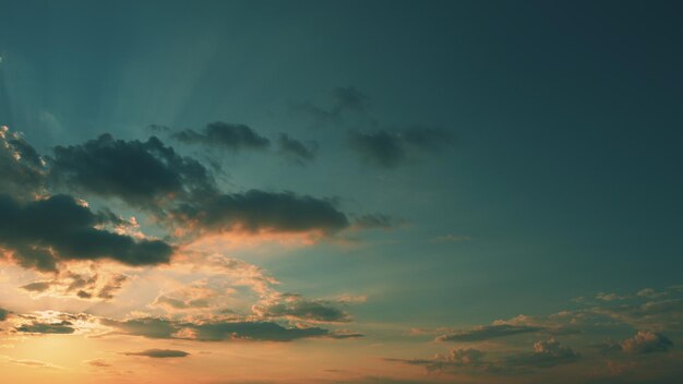 Ciel au coucher du soleil au crépuscule le soir avec des nuages de coucher de soleil orange fond d'atmosphère de couleur pastel douce