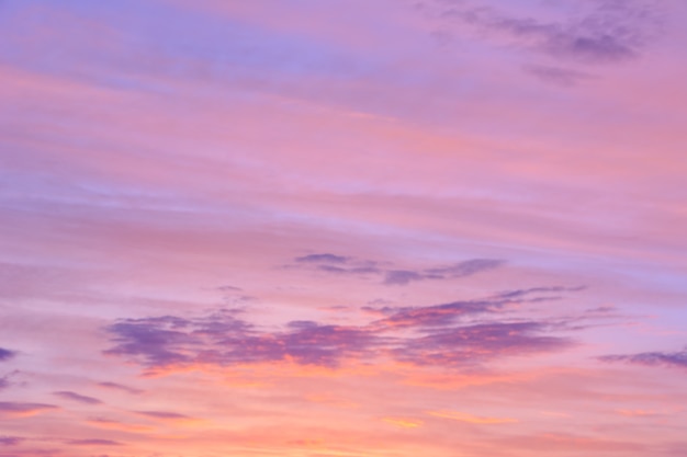 Ciel au coucher du soleil. Fond de ciel.