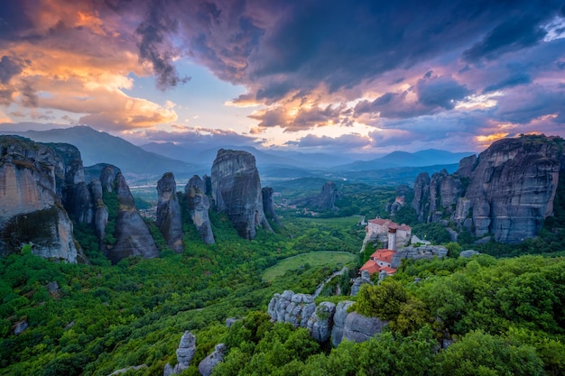 Le ciel au coucher du soleil et les monastères de Météores