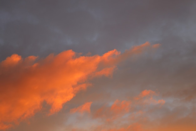 Ciel au coucher du soleil. nuages d'orange. nature illuminée par le soleil couchant. photo de haute qualité