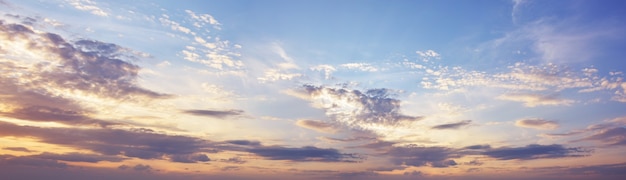 Photo ciel au coucher du soleil avec des nuages sombres, grand plan panoramique. arrière-plan du ciel nuageux.