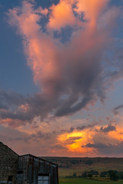 Ciel au crépuscule dans le parc national des Yorkshire Dales près de Malham