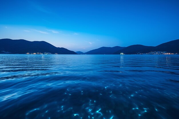 Le ciel au crépuscule sur les eaux calmes