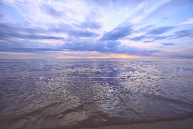 ciel au-dessus de l'eau / fond de texture, ciel d'horizon avec nuages sur le lac