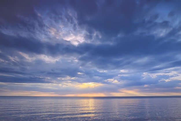 ciel au-dessus de l'eau / fond de texture, ciel d'horizon avec des nuages sur le lac