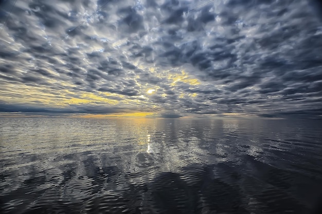 ciel au-dessus de l'eau / fond de texture, ciel d'horizon avec des nuages sur le lac