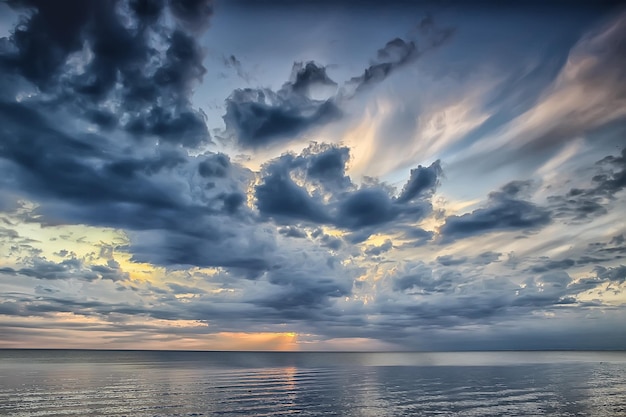 ciel au-dessus de l'eau / fond de texture, ciel d'horizon avec nuages sur le lac