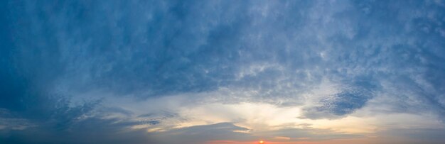 Le ciel au-dessus des nuages avant l'aube. Magnifique paysage paradisiaque.