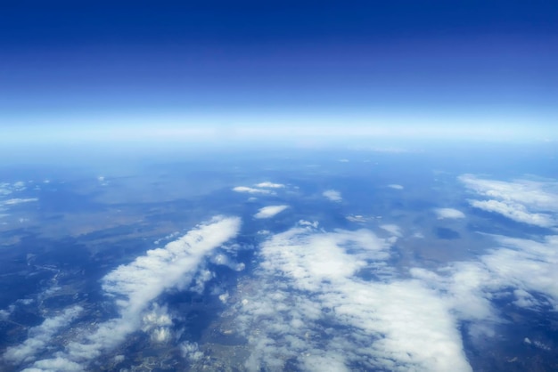 Ciel au-dessus des nuages, fond Cloudscape, ciel bleu et nuages duveteux