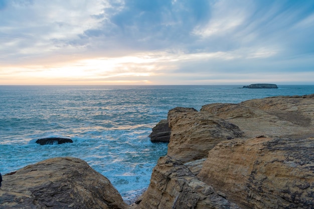 Ciel au lever du soleil avec eau de mer et falaise dans l'oregon