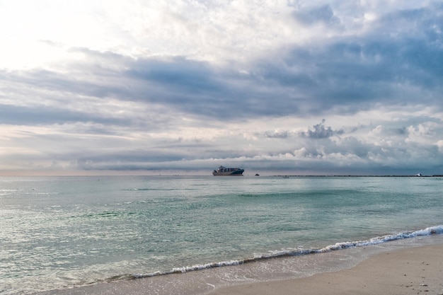 Ciel De L'aube Dans Le Paysage Des Vacances D'été Avec Navire à L'horizon