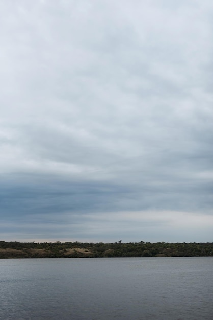 Ciel d'automne pluvieux bleu