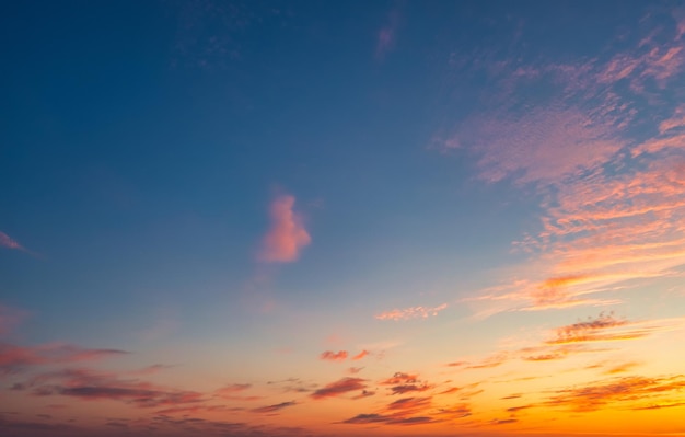 Le ciel avant l'aube nuages orange sur fond de ciel bleu