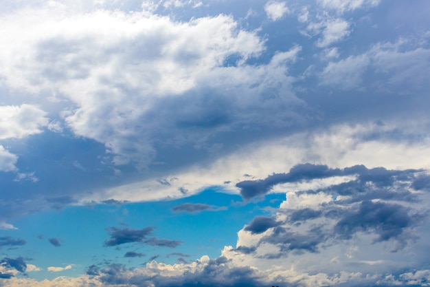 Le ciel avant la pluie. Nuages avant l'orage.