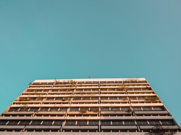 Le ciel et le bâtiment