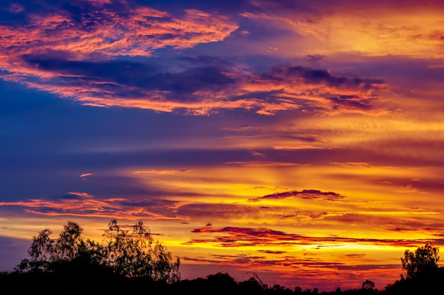 Ciel avec de beaux nuages et des couleurs vibrantes