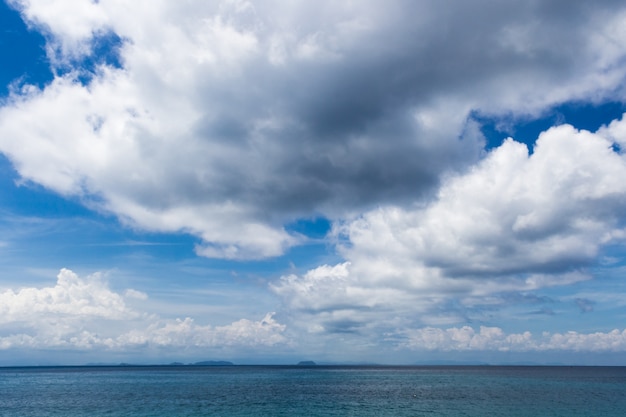 Ciel avec de beaux nuages sur la mer