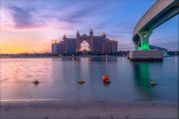 Ciel bleu sur l'Atlantis the palm à Dubaï au coucher du soleil