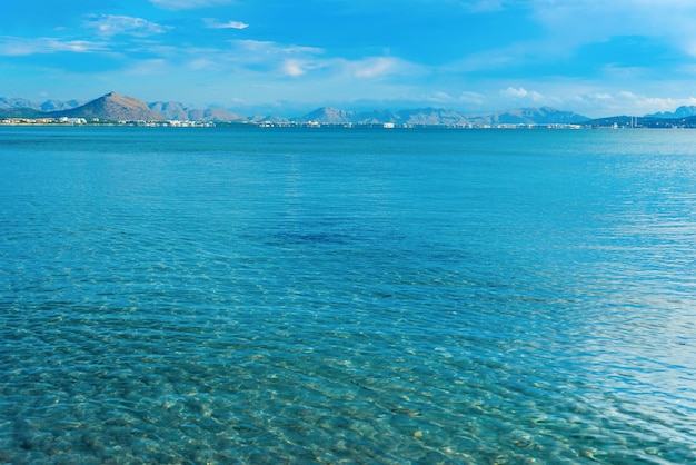 Ciel bleu au-dessus d'une mer et d'une île bleues