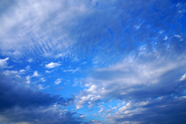 Ciel bleu aux nuages ​​blancs