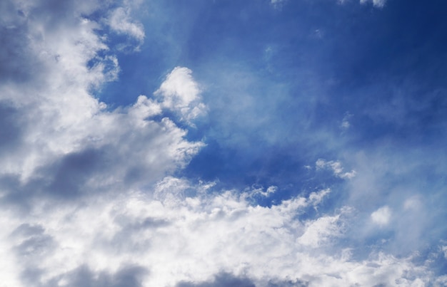 Ciel bleu aux nuages ​​blancs