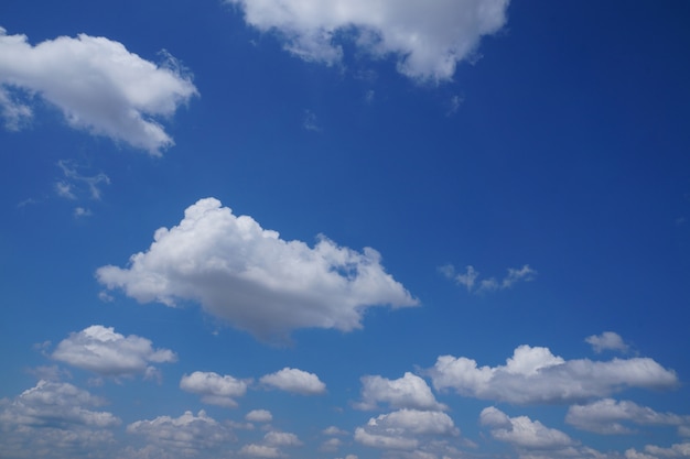 Ciel bleu aux nuages ​​blancs