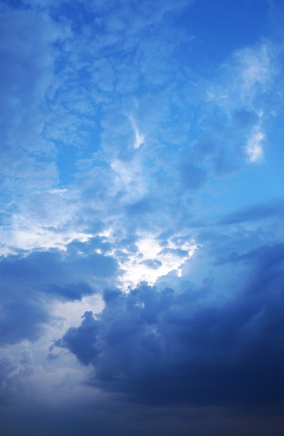 Ciel bleu aux nuages ​​blancs