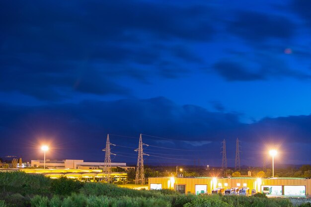 Ciel bleu sur la banlieue de Sassari Italie