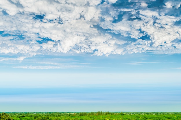 Ciel bleu et beau nuage avec terre d&#39;arbre.