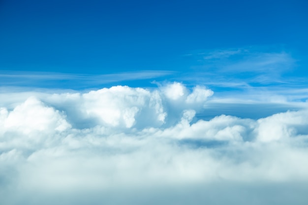 Ciel bleu et beau paysage de nature de nuage pour la bannière de fond ou l'affiche d'été