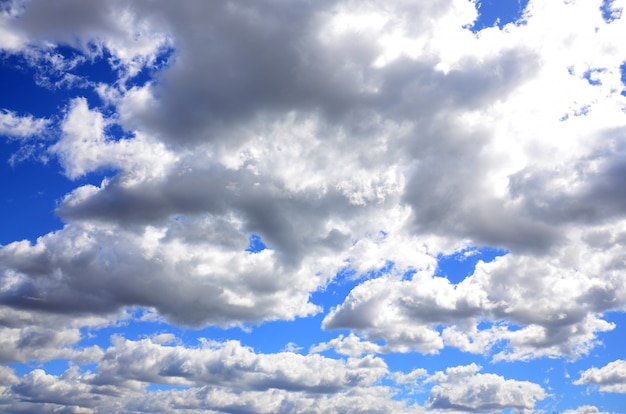 Un ciel bleu avec beaucoup de nuages blancs de différentes tailles