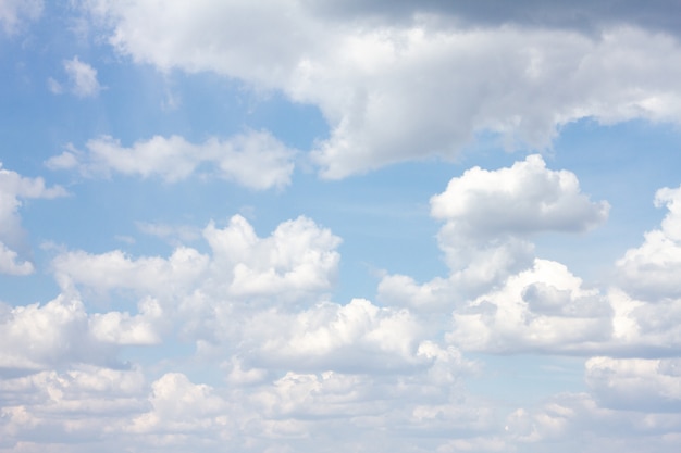 Ciel bleu avec beaucoup de nuages. n