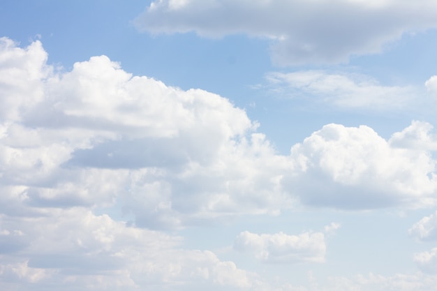 Ciel bleu avec beaucoup de nuages. naturel propre