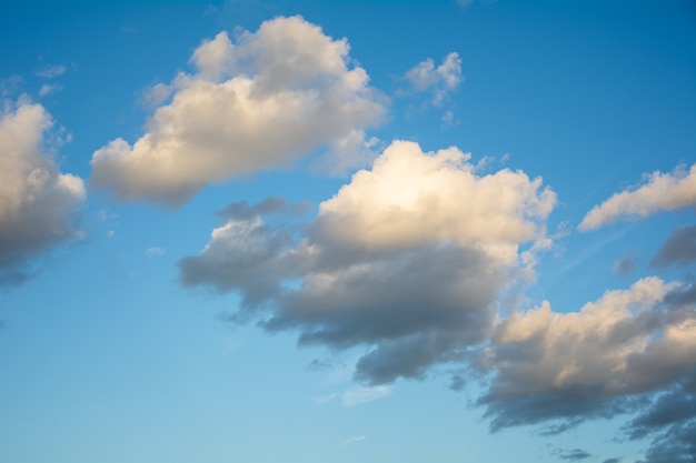 Ciel bleu et beaucoup de petits nuages